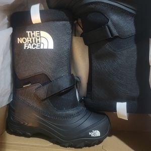 The North Face Winter Boots size 5 Big Kid